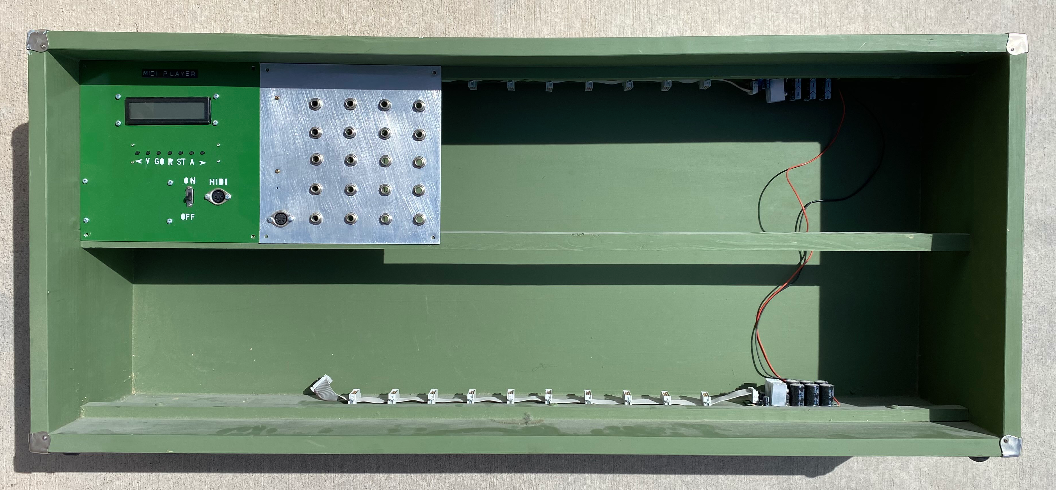 Synthesizer case with Orgautomatech MIDI file player